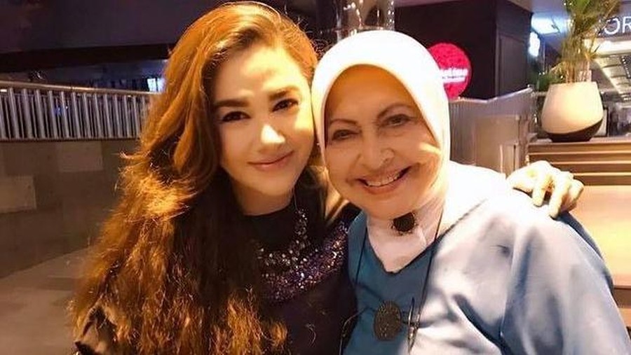 Nia Zulkarnaen dan Mieke Wijaya