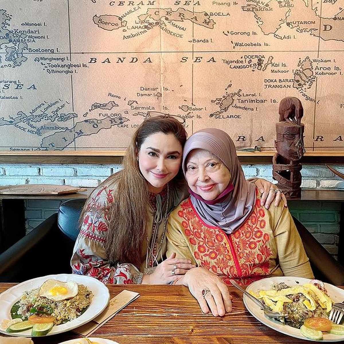 Nia Zulkarnaen dan Mieke Wijaya