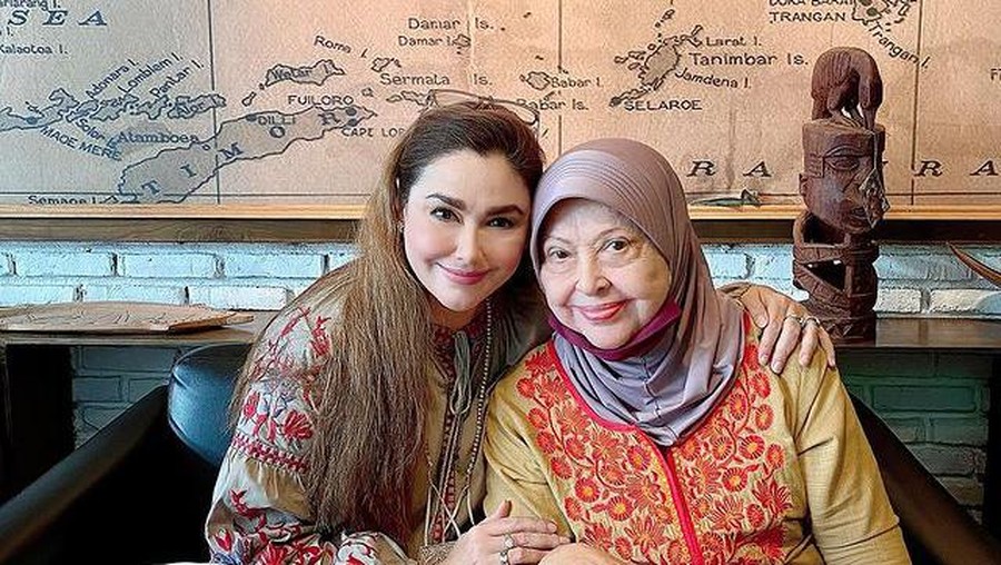 Nia Zulkarnaen dan Mieke Wijaya Nia Zulkarnaen dan Mieke Wijaya