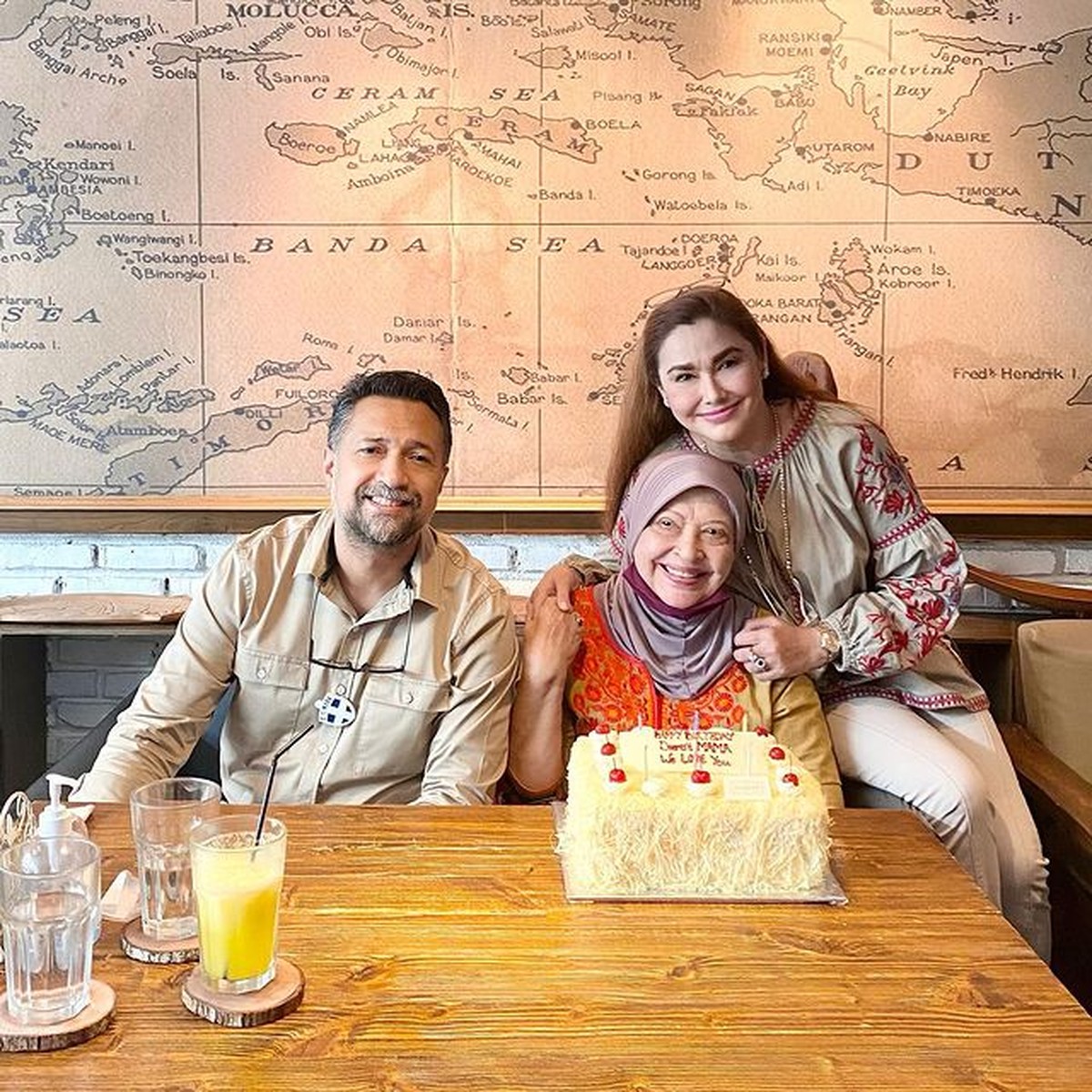 Nia Zulkarnaen dan Mieke Wijaya
