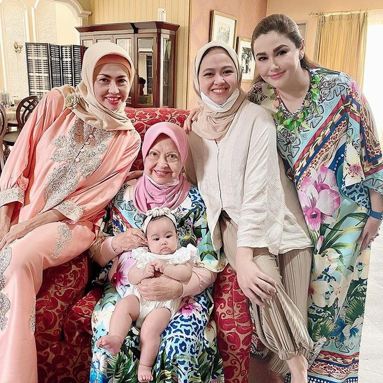 Nia Zulkarnaen dan Mieke Wijaya Nia Zulkarnaen dan Mieke Wijaya