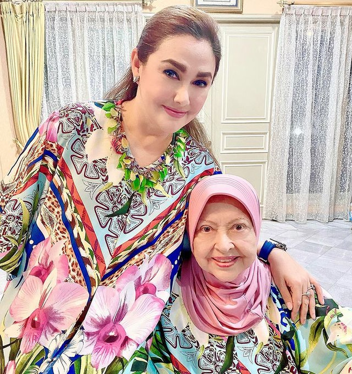 Nia Zulkarnaen dan Mieke Wijaya