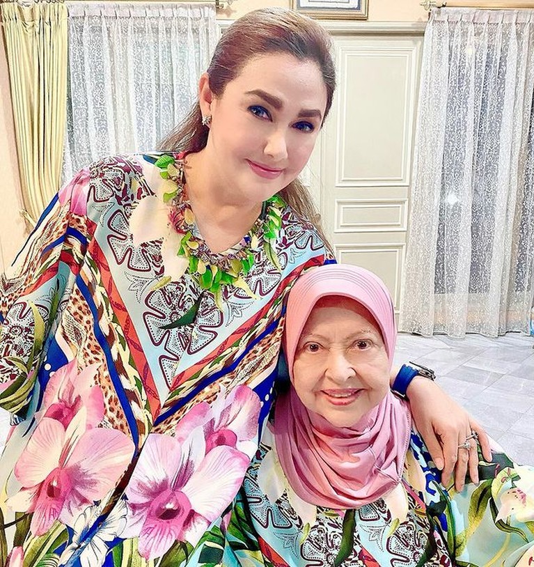 Nia Zulkarnaen dan Mieke Wijaya Nia Zulkarnaen dan Mieke Wijaya