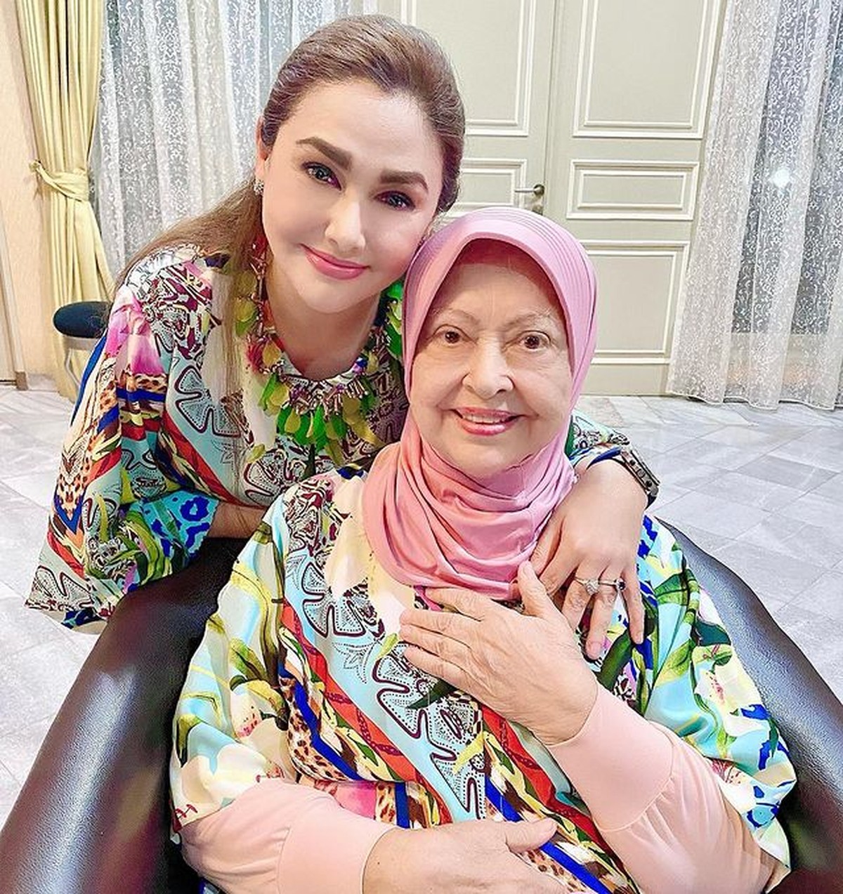 Nia Zulkarnaen dan Mieke Wijaya