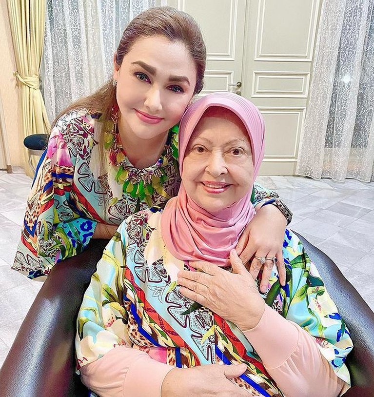 Nia Zulkarnaen dan Mieke Wijaya