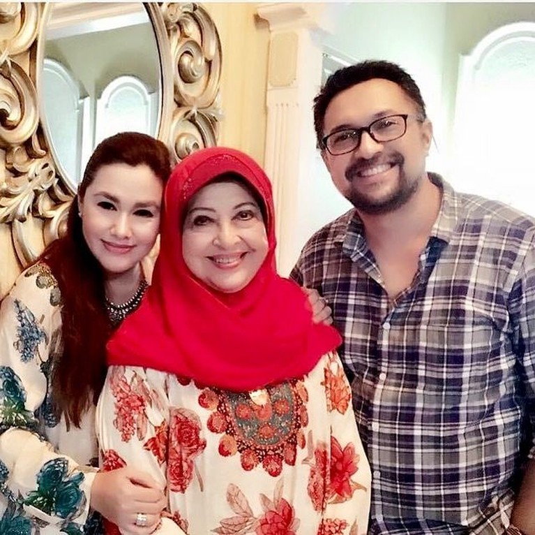 Nia Zulkarnaen dan Mieke Wijaya Nia Zulkarnaen dan Mieke Wijaya