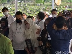 Tangisan Nia Zulkarnaen Pecah Usai Jenazah Mieke Wijaya Dimakamkan