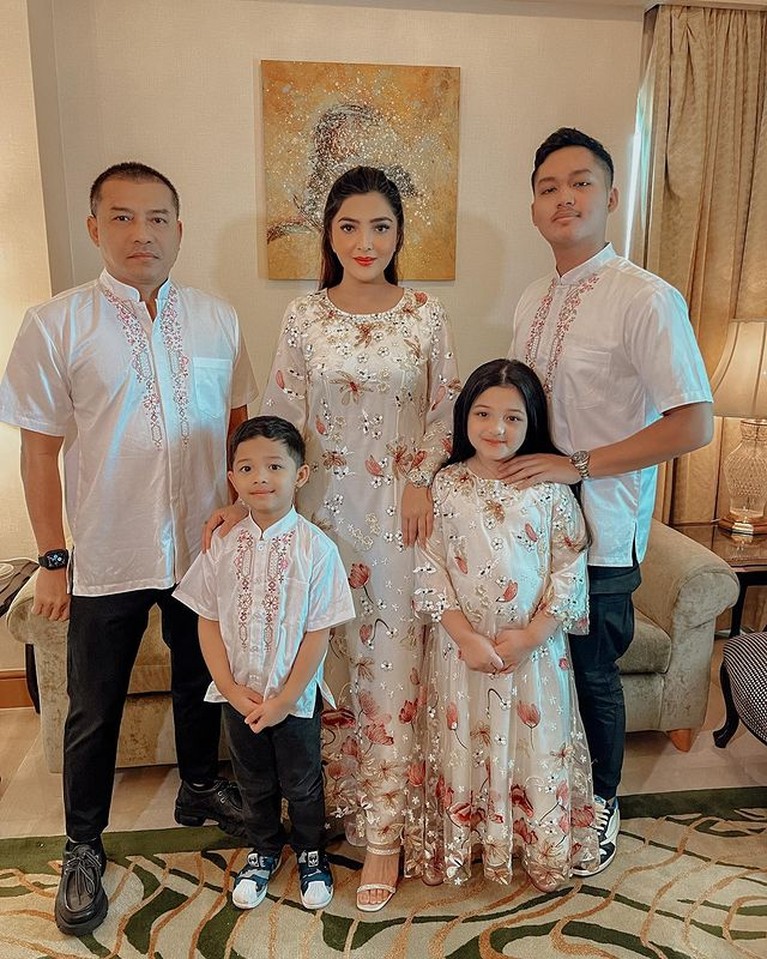 Potret OOTD Kompak Keluarga Artis Rayakan Lebaran