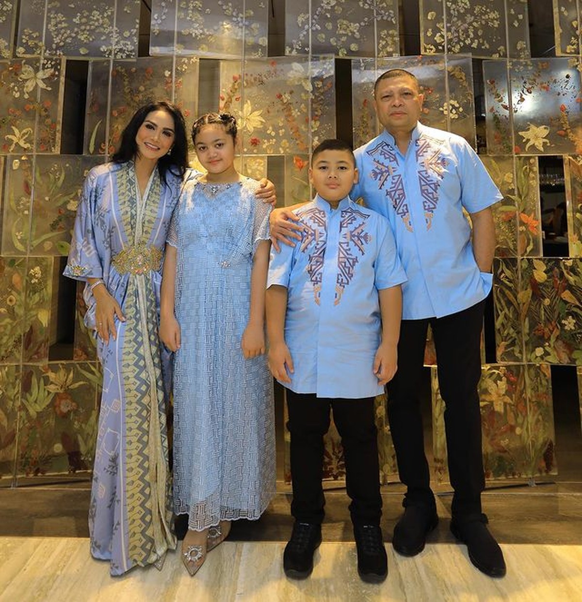 Potret OOTD Kompak Keluarga Artis Rayakan Lebaran