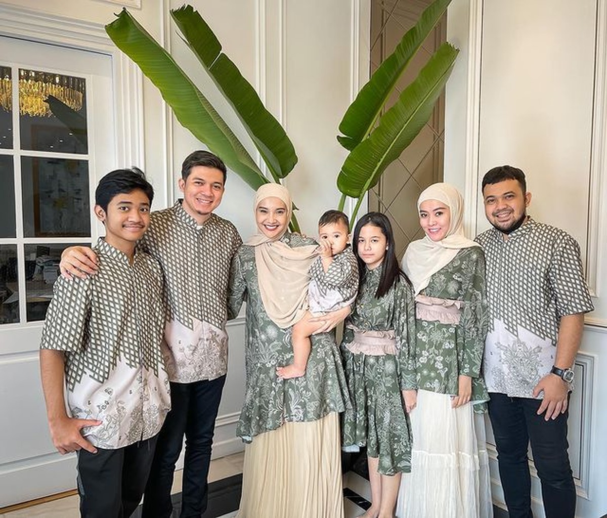 Potret OOTD Kompak Keluarga Artis Rayakan Lebaran