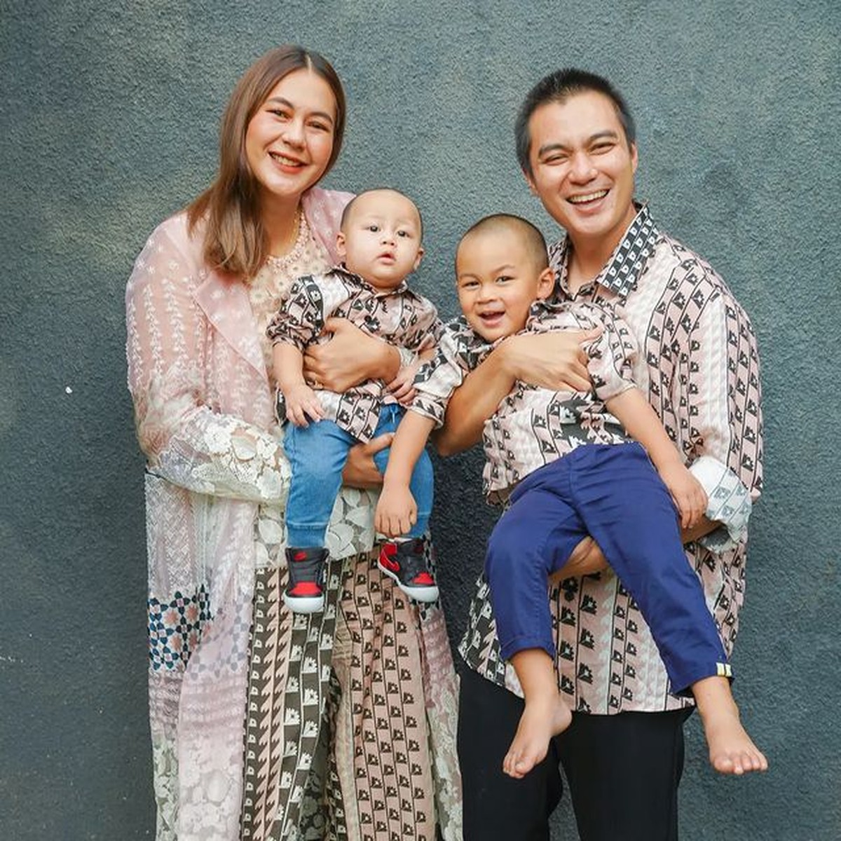 Potret OOTD Kompak Keluarga Artis Rayakan Lebaran