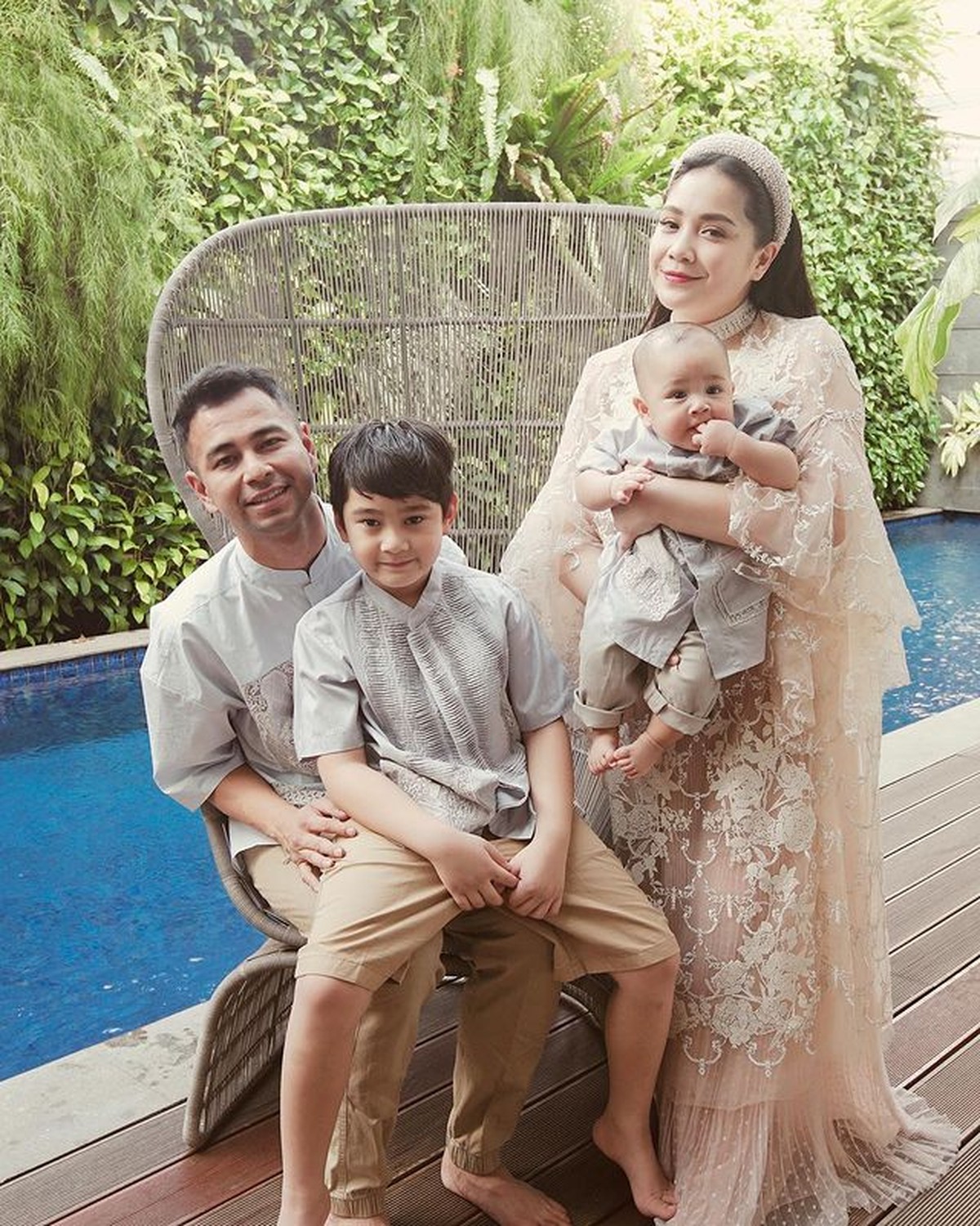 Potret OOTD Kompak Keluarga Artis Rayakan Lebaran