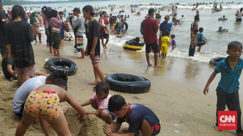 Pantai Carita Anyer Dipadati Wisatawan Jabodetabek Jalan Dialihkan