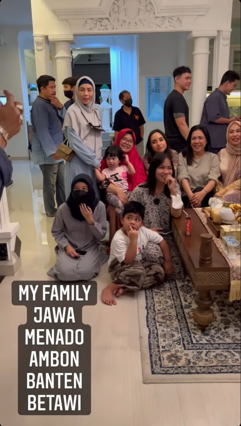 Salmafina Sunan Sudah beda agama, Salmafina Sunan tetap rayakan lebaran bareng keluarga