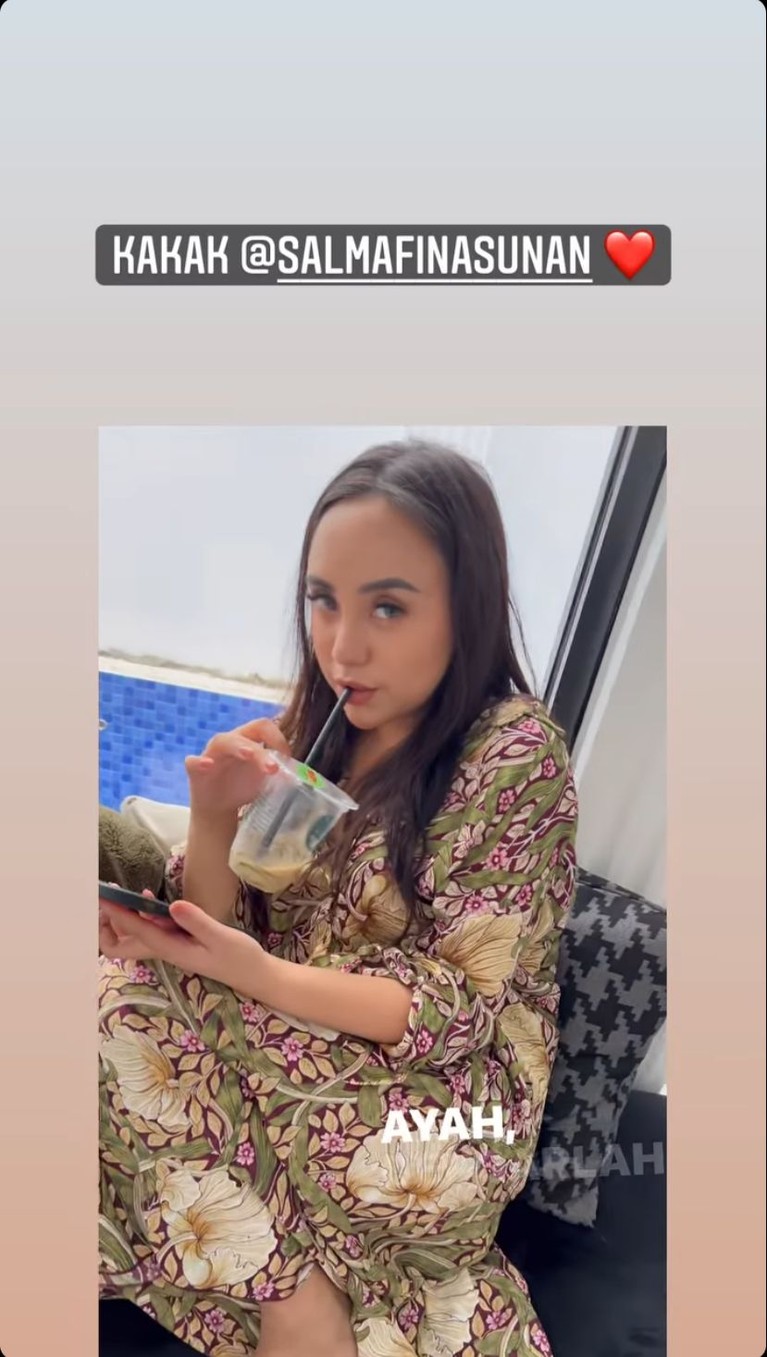 Salmafina Sunan Sudah beda agama, Salmafina Sunan tetap rayakan lebaran bareng keluarga