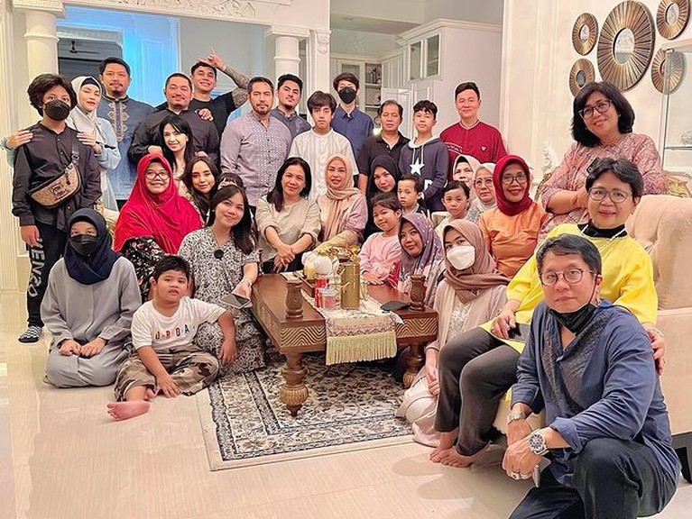 Salmafina Sunan Sudah beda agama, Salmafina Sunan tetap rayakan lebaran bareng keluarga