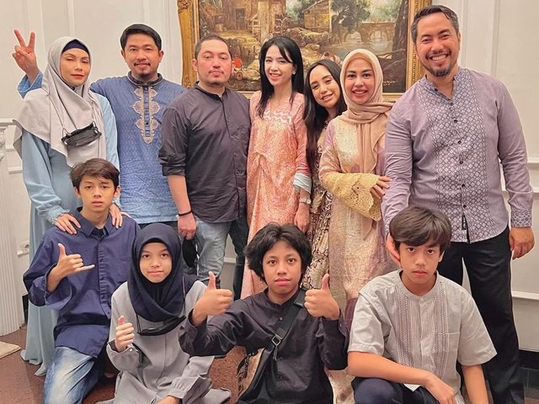 Salmafina Sunan Sudah beda agama, Salmafina Sunan tetap rayakan lebaran bareng keluarga