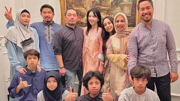 img-title Tangis Nia Zulkarnaen di Pemakaman Mieke Wijaya VS Salmafina Rayakan Lebaran