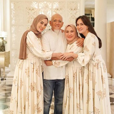 7 Potret Hangat Shandy Aulia Lebaran Bareng Ayah & Kakak Meski Beda Agama