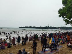 H+2 Lebaran, Pantai Carita Pandeglang Diserbu Wisatawan