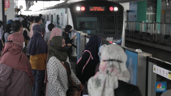 Suasana Penumpang MRT Jakarta, Rabu (4/5/2022). (CNBC Indonesia/ Muhammad Sabki)