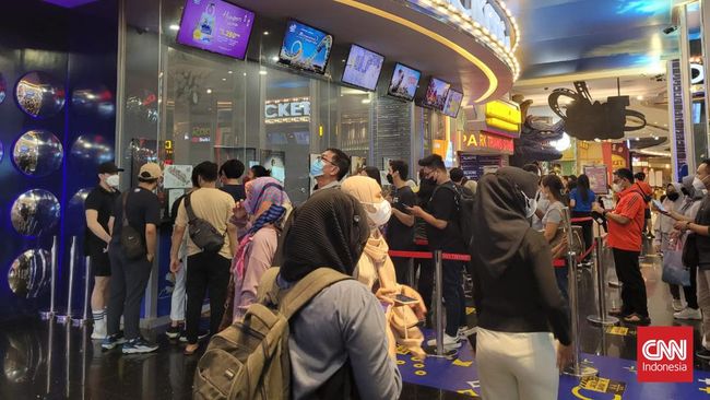 Aksi menegangkan sword swallower kelas dunia Alex Magala dapat disaksikan secara langsung dalam pertunjukan spesial Trans Studio Cibubur.