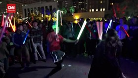 VIDEO: Fan 'Bertarung' Gunakan Lightsaber Rayakan Star Wars Day