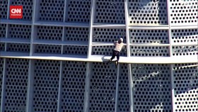VIDEO: Detik-detik 'Spiderman' Panjat Menara 296 Meter di AS