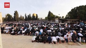 VIDEO: Ribuan Umat Salat Idulfitri di Masjid Al-Aqsa Palestina