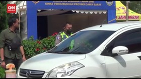 VIDEO: Memaksa Menuju Jalur Puncak Yang Ditutup, 4 Mobil Diusir Polisi