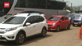 VIDEO: Jalan Menuju Kawasan Wisata Anyer Macet Total