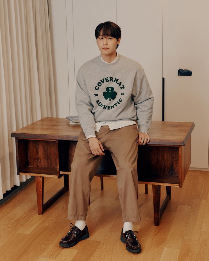 Tidak hanya karena kepopulerannya saja, perwakilan brand tersebut menjelaskan bahwa dipilihnya Lee Do Hyun karena ia memiliki citra halus yang menarik perhatian serta memiliki ‘boyfriend look style’./ Foto: instagram.com/covernat_