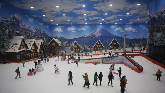 Antrean terjadi di wahana Trans Snow World, Transpark Mall Bintaro menyusul antusiasme ratusan pengunjung ke tempat tersebut. 