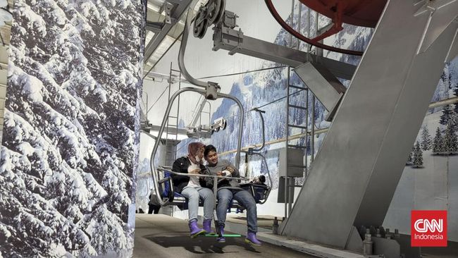 Pengunjung rela mengantre mengular demi merasakan sensasi menaiki kereta gantung di dunia salju Trans Snow World Bekasi di hari libur Lebaran pada Rabu (4/5).