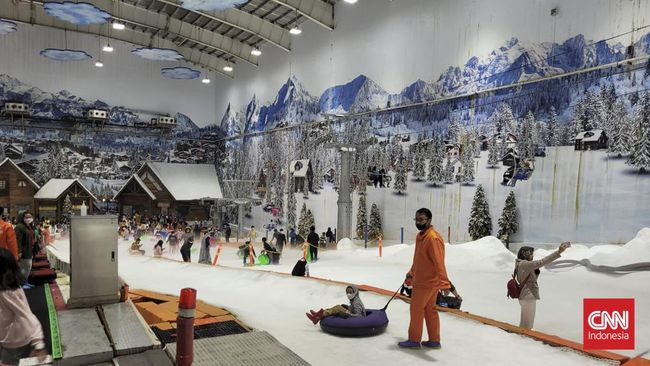 Trans Snow World (TSW) Bekasi ramai didatangi pengunjung pada Rabu (4/5) atau lebaran hari ketiga. Total jumlah pengunjung harian bahkan mencapai 1.800 orang.