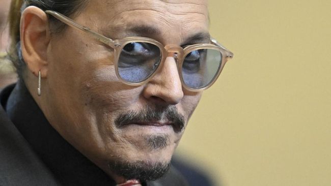 Johnny Depp dan Jeff Beck dituduh telah mencuri sebuah puisi untuk menciptakan lirik sebuah lagu dalam album kolaboratif 18.
