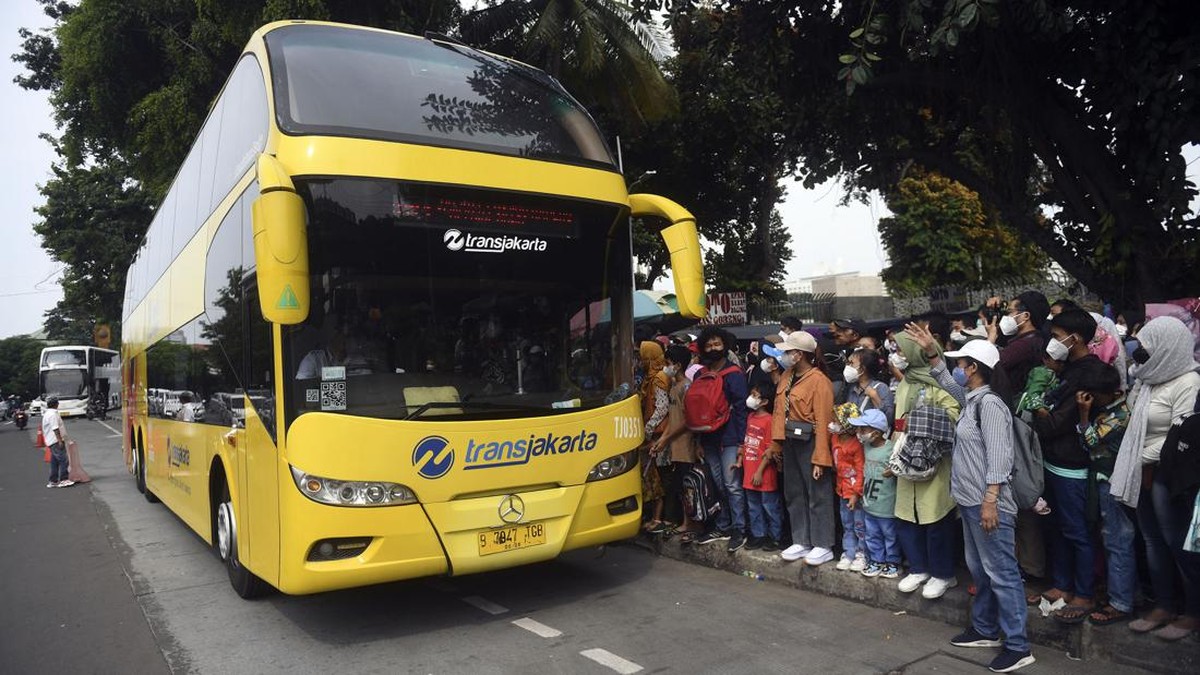 FOTO: Warga Ibu Kota Berebut Naik Bus Wisata Gratis Transjakarta