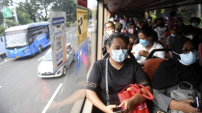 FOTO: Warga Ibu Kota Berebut Naik Bus Wisata Gratis Transjakarta