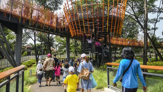 Anies dan Hamparan Trotoar serta Taman untuk Jakarta Tanpa Kelas Lima tahun memimpin Jakarta, Anies telah memberi hiasan bagi wajah Ibu Kota dengan menyediakan RTH, revitalisasi sejumlah destinasi wisata hingga pedestrian.