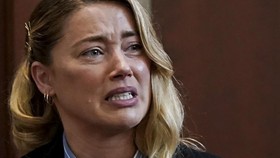 FOTO: Amber Heard Berlinang Air Mata di Sidang Lawan Johnny Depp
