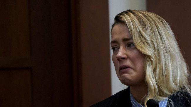 Amber Heard menuding Johnny Depp pernah menyerang seorang pramugari akibat cemburu.