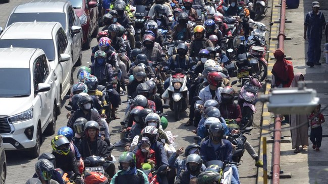 Ratusan ribu pemudik dari berbagai daerah di Sumatera telah menyeberang dari Pelabuhan Bakauheni ke Pelabuhan Merak hingga Jumat pagi.