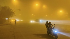 FOTO: Seribu Warga Irak Tercekik Badai Pasir