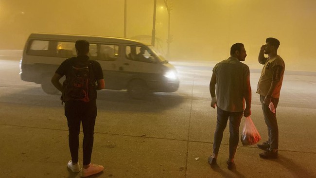 FOTO: Seribu Warga Irak Tercekik Badai Pasir