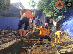 Tutupi Aliran Kali Cirompang, Material Longsor di Setu Tangsel Dibersihkan