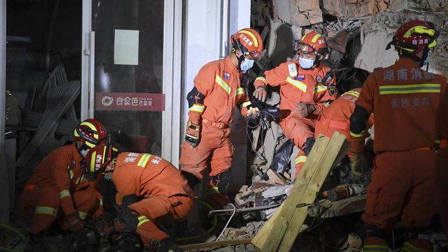 Sedikitnya 5 orang tewas dan puluhan orang hilang usai bangunan komersial di kota Changsha, Hunan, China ambruk pada Kamis (5/5).