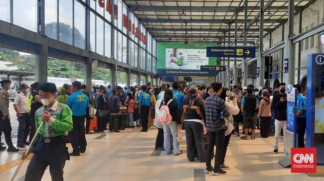KAI mengungkapkan jumlah keberangkatan penumpang dari stasiun di Jakarta masih cukup tinggi pada H+4 Lebaran, Kamis (5/5).