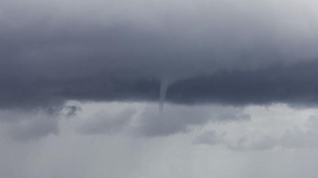Fenomena angin puting beliung yang terjadi di Desa Seraya Tengah, di Kabupaten Karangasem, Bali, pada Jumat (15/7).