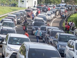 Tak Kuat Terjebak Macet ke Puncak, Pengendara Pilih Putar Balik