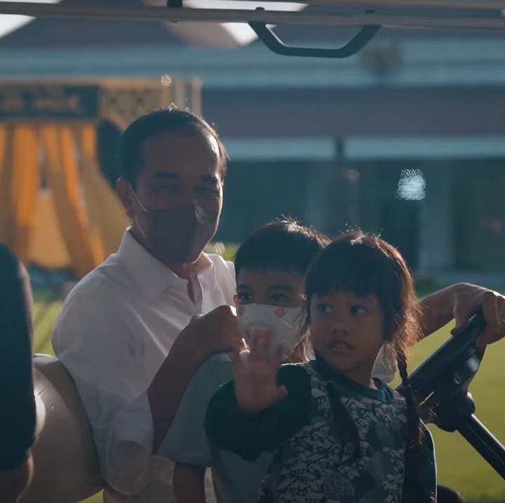 <p>Berbeda dengan Jan Ethes, Sedah Mirah selalu melambaikan tangan pada warga. Putri Kahiyang Ayu dan Bobby Nasution ini tidak tampak canggung atau malu dengan lingkungan sekitarnya. (Foto: YouTube Sekretariat Presiden)</p>